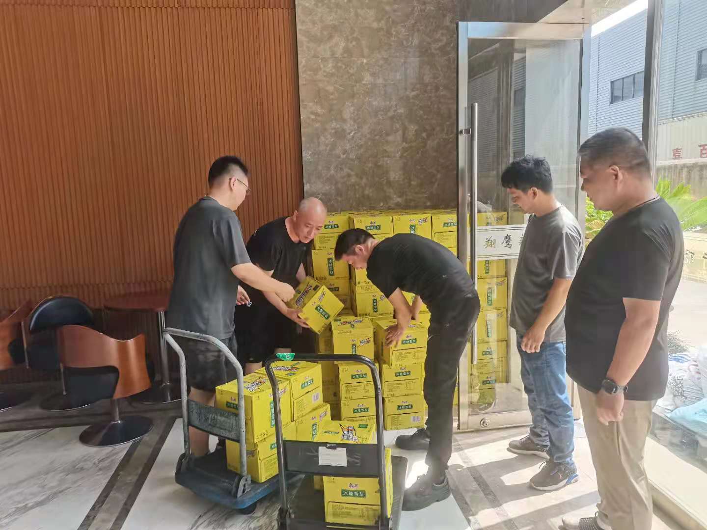 公司領(lǐng)導(dǎo)、工會慰問高溫一線員工